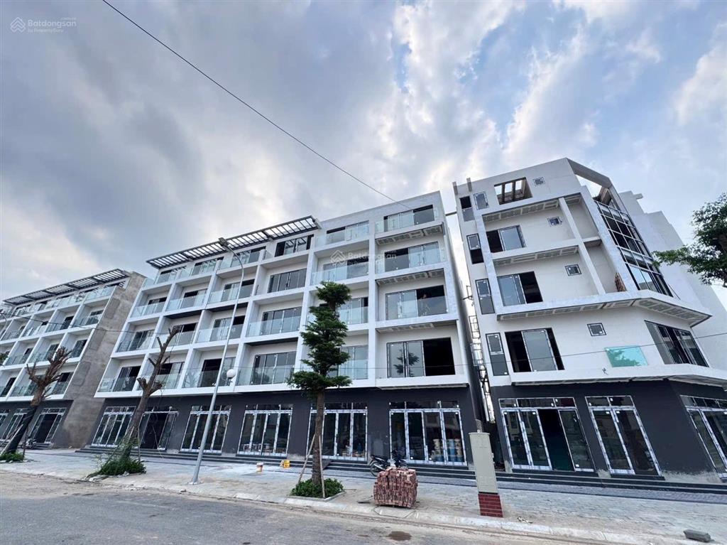 Cho thuê miễn phí 02 năm liền kề 75m xây 05 tầng đường rộng 22m, hỗ trợ hoàn thiện tầng 1