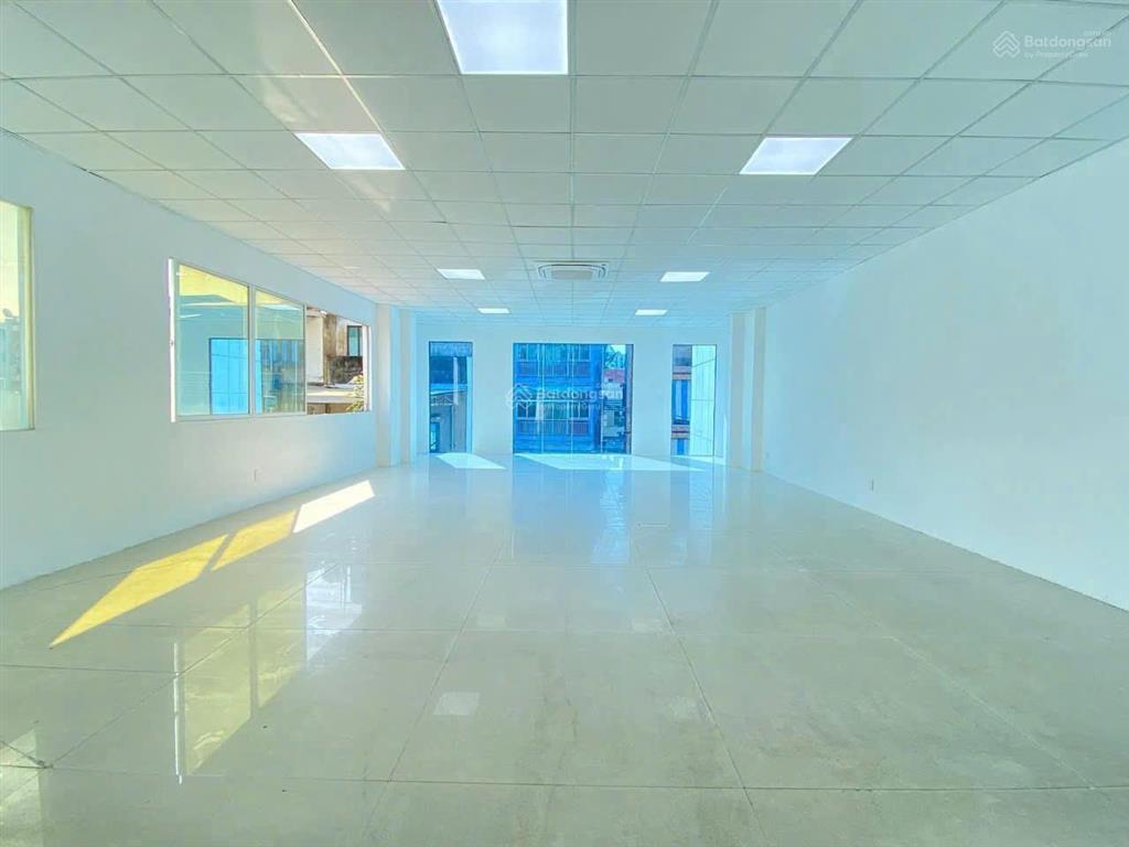 Cho thuê văn phòng 150m2 không cột tân bình
