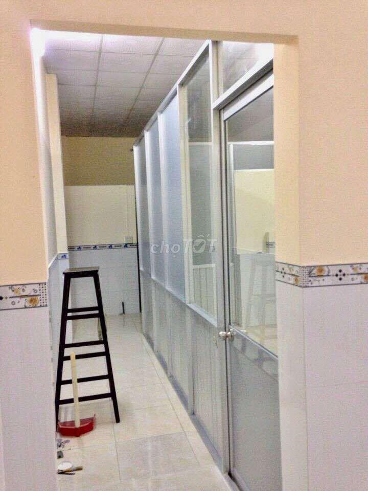 cho thuê nhà mặt tiền ngay ngã tư đường Lạc Long Quân - Lý bôn 