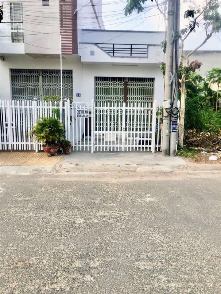 cho thuê nhà mặt tiền ngay ngã tư đường Lạc Long Quân - Lý bôn 