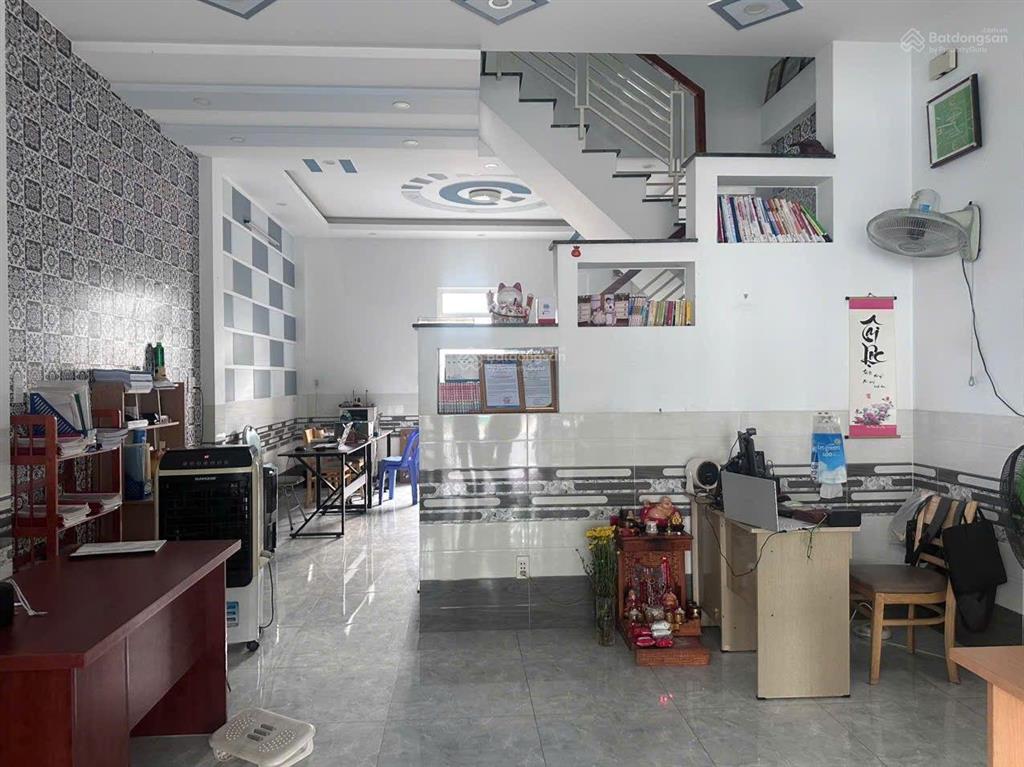 Bán căn nhà 1 trệt 1 lầu dt đất 74.7m2 ngang 5m đường thuận giao 19 giá 3.79 tỉ