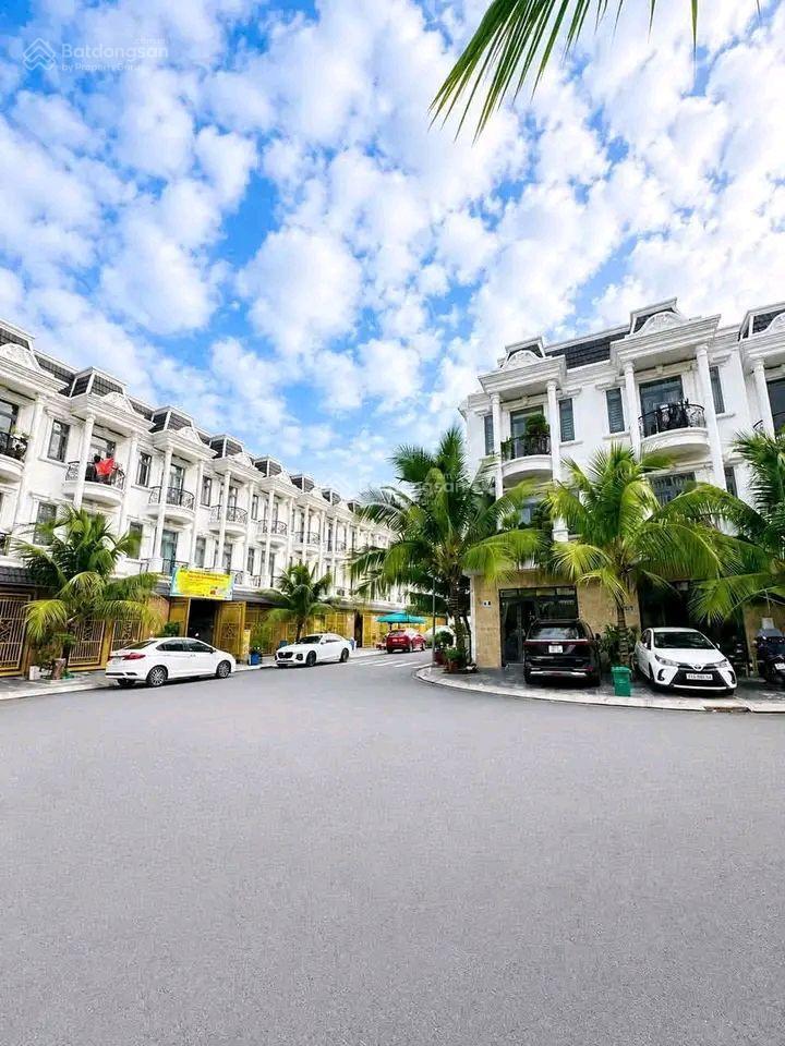Bán căn nhà phố 1 trệt 2 lầu đẹp và giá tốt khu vực trung tâm tp dĩ an