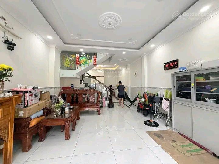 Bán căn nhà phố 1 trệt 2 lầu đẹp và giá tốt khu vực trung tâm tp dĩ an