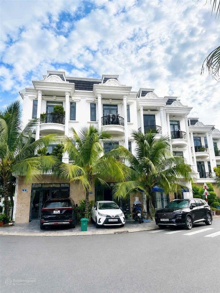 Bán căn nhà phố 1 trệt 2 lầu đẹp và giá tốt khu vực trung tâm tp dĩ an