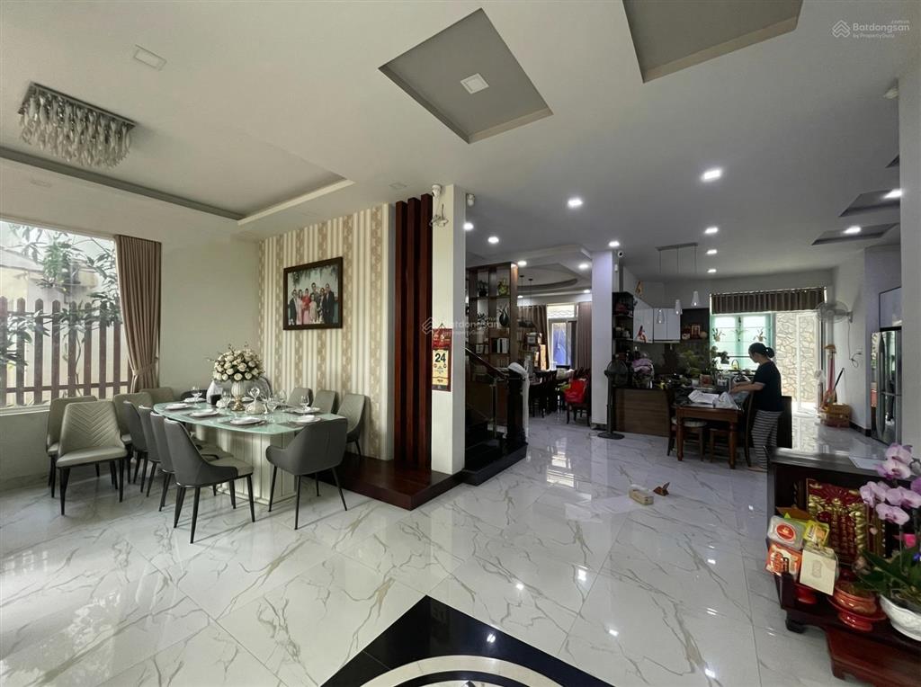 Bán gấp biệt thự ven sông kdc conic 13b. diện tích 13x20m gồm 1 trệt 2 lầu áp mái. giá 20tỷ