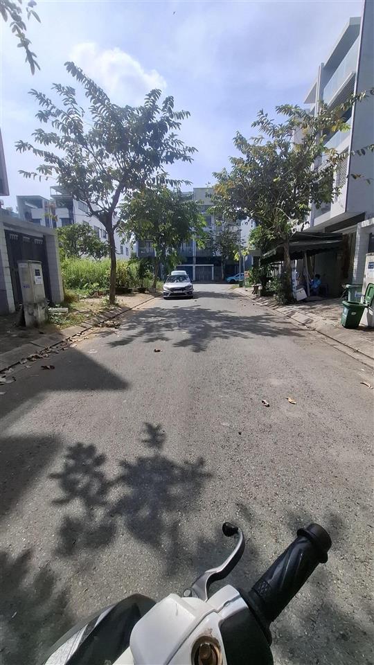 Bán gấp lô đất nhà phố kdc conic 13b mặt tiền nguyễn văn linh.6x18 sổ hồng.giá 6ty6