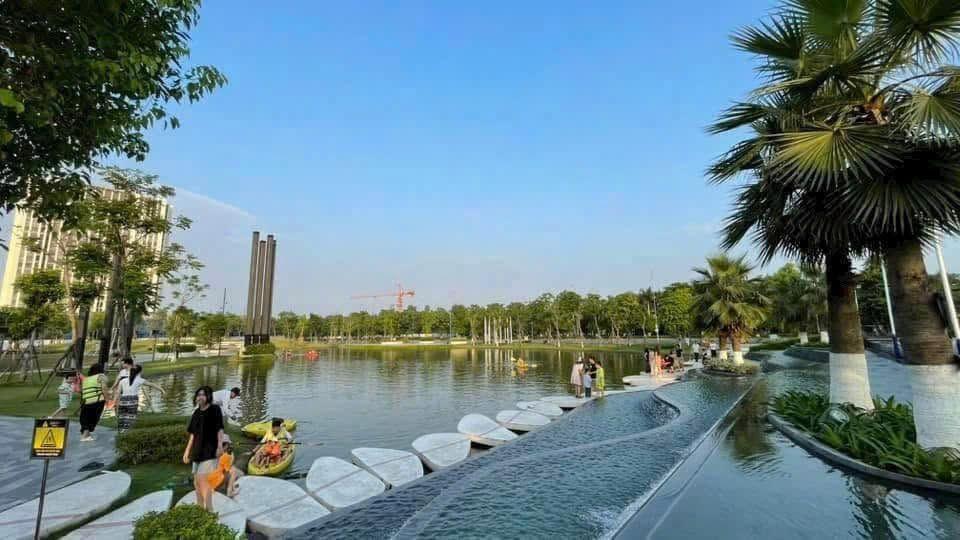 Bán tòa nhà vp mặt phố kdt dịch vọng diện tích 210 xây 7T lô góc, rất cần bán!