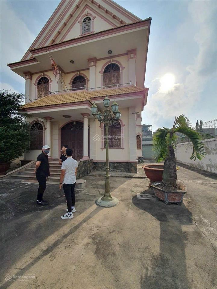 Bán nhà đất mặt tiền đường hoàng hữu nam kế bên sân golf vuông vắn cực đẹp, dt 1600m2 full thổ cư