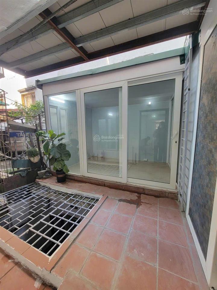 Cho thuê căn hộ tập thể tầng 2 nguyễn hiền 70m2 đủ đồ, 2pn + phòng trẻ em, ô tô đỗ chân cầu thang