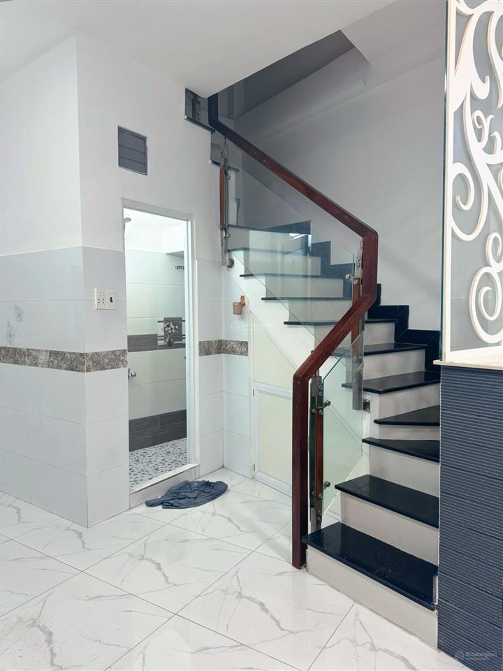 Chính chủ bán nhà 3 tầng mới sửa chữa, nở hậu, hẻm 4 m, vài bước chân ra vòng xoay hoàng việt