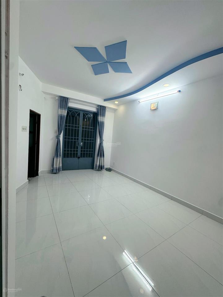 Chính chủ bán nhà 3 tầng mới sửa chữa, nở hậu, hẻm 4 m, vài bước chân ra vòng xoay hoàng việt