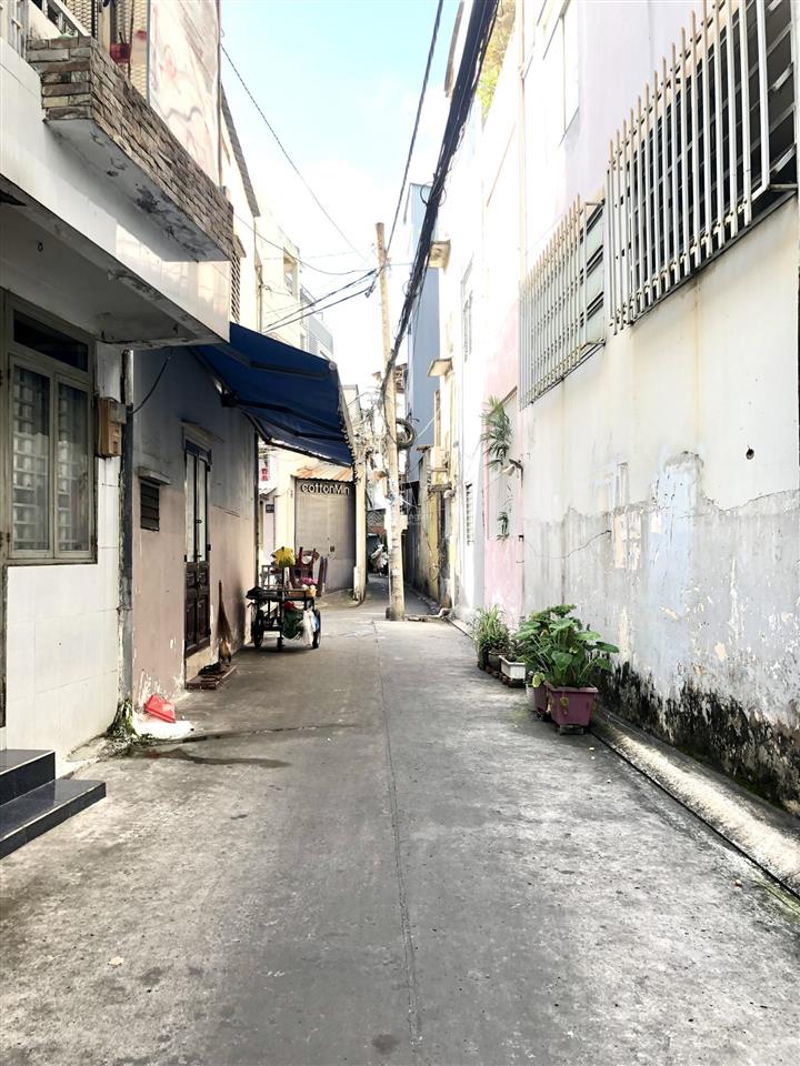 Chính chủ bán nhà 3 tầng mới sửa chữa, nở hậu, hẻm 4 m, vài bước chân ra vòng xoay hoàng việt