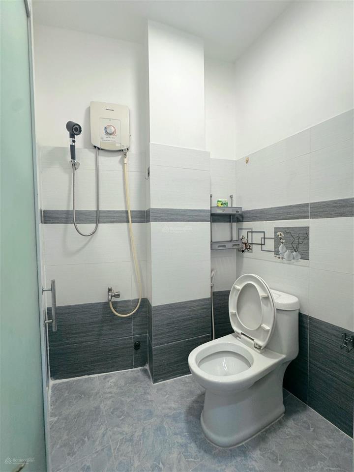 Chính chủ bán nhà 3 tầng mới sửa chữa, nở hậu, hẻm 4 m, vài bước chân ra vòng xoay hoàng việt
