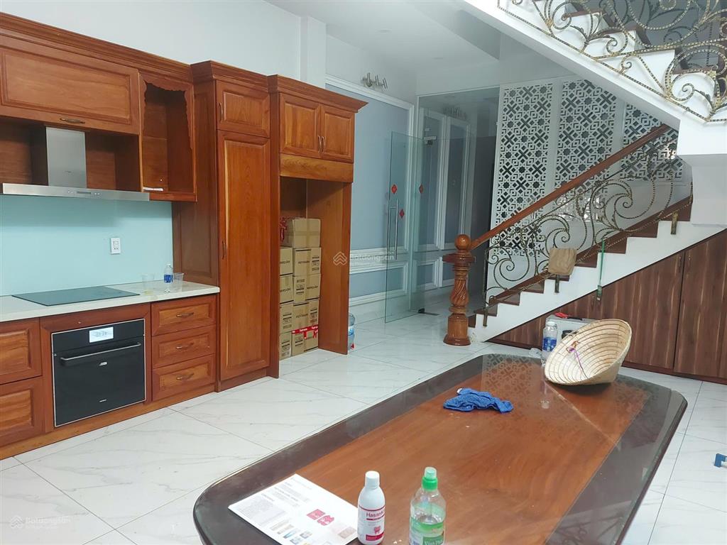 Bán nhà phố có hầm tại cityland park hills, 23 tỷ vnd, 100m², có thang máy.