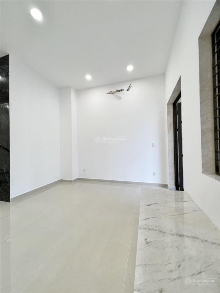Cho thuê nhà mặt tiền đường phan văn trị, có thang máy giá 75 triệu