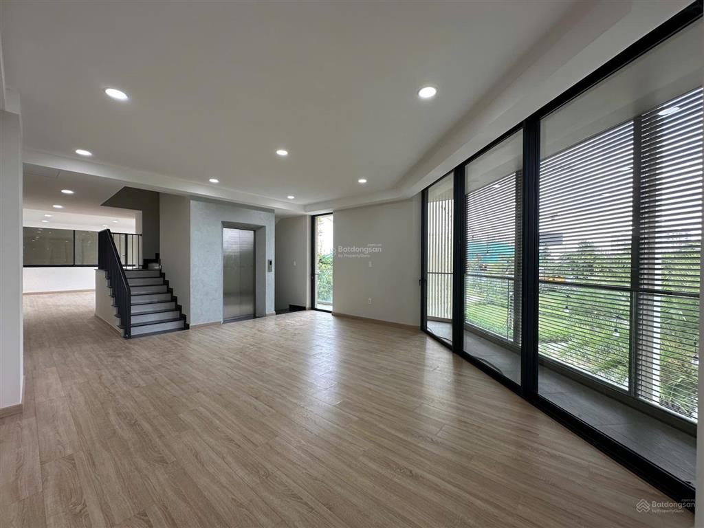 Cho thuê căn góc mặt tiền đỗ xuân hợp thuộc kđt the global city