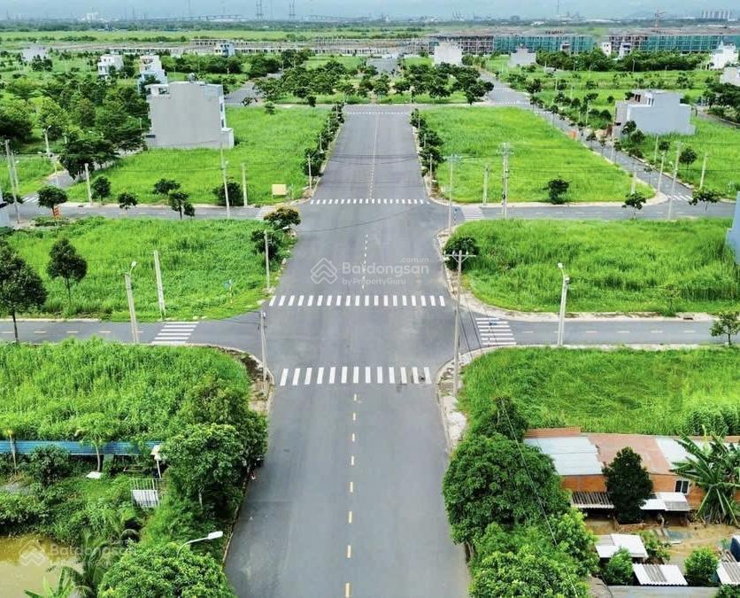 Bán gấp nền đất sổ đỏ sẵn giá 1.95 tỷ, đường 12m thông qua phố đi bộ. 0909 063 ***