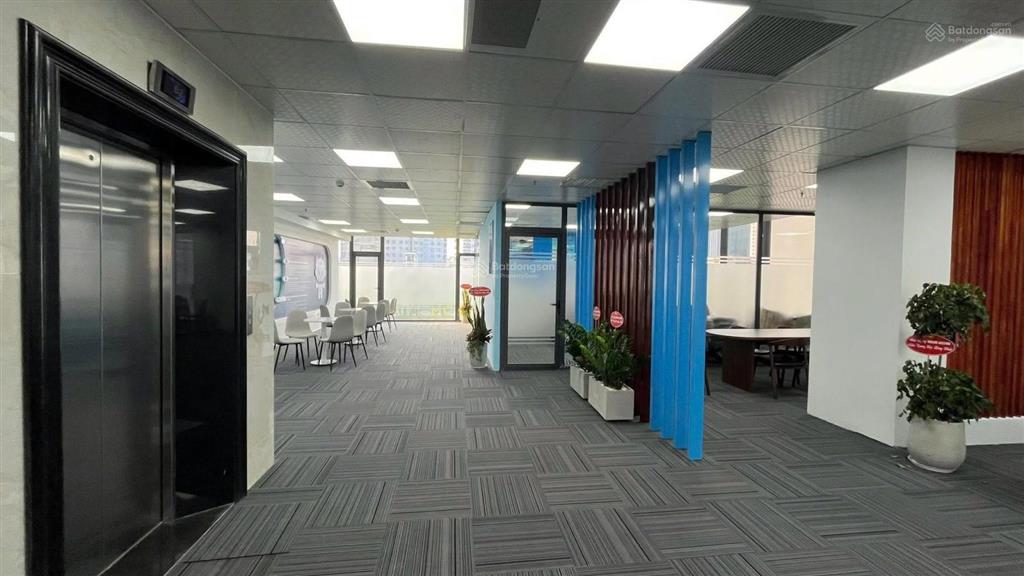 Văn phòng cho thuê 240m2 mặt tiền đường bến vân đồn quận 4,  0938 202 ***
