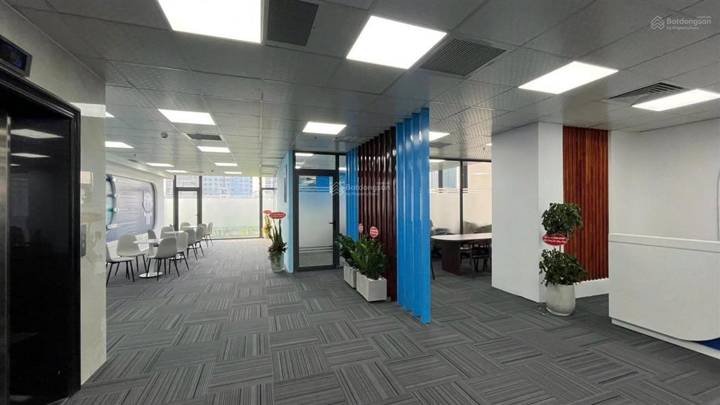 Văn phòng cho thuê 240m2 mặt tiền đường bến vân đồn quận 4,  0938 202 ***