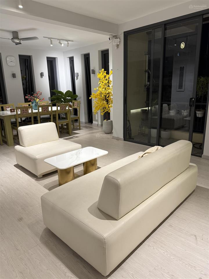 Cho thuê căn hộ cao cấp top floor (210m2) trung tâm q1, gần lãnh sự quán mỹ