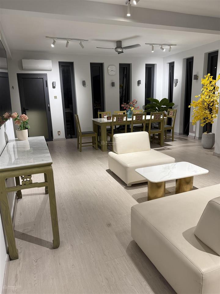 Cho thuê căn hộ cao cấp top floor (210m2) trung tâm q1, gần lãnh sự quán mỹ