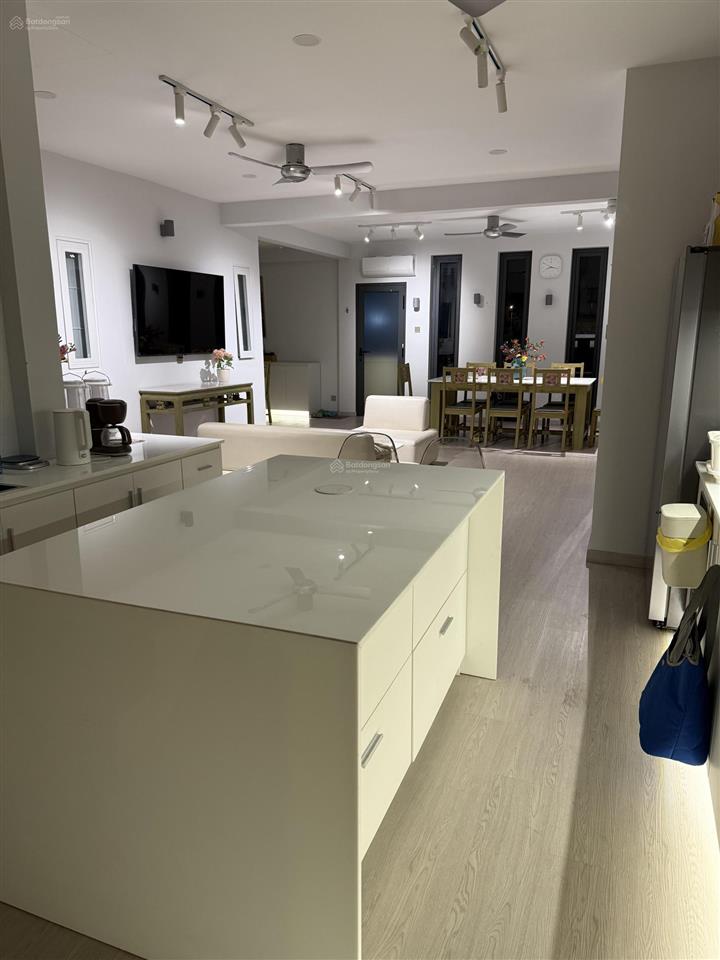 Cho thuê căn hộ cao cấp top floor (210m2) trung tâm q1, gần lãnh sự quán mỹ