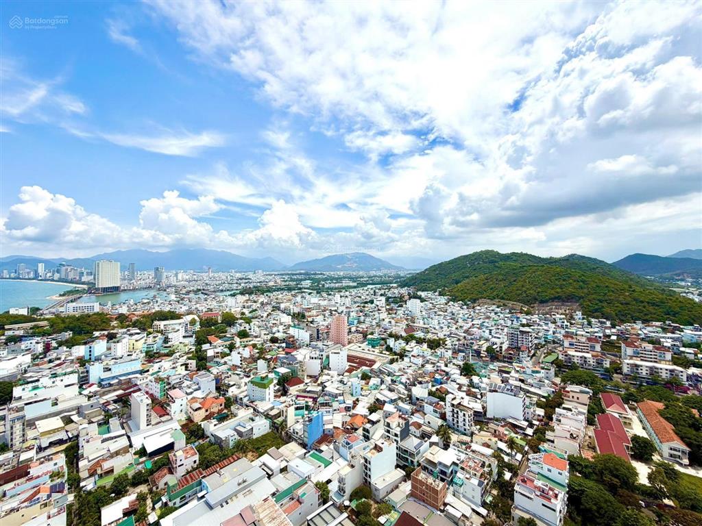 Bán căn hộ vip tầng cao view đẹp toàn 0c3,nội thất cao cấp, dòng tiền sẵn 20tr/tháng