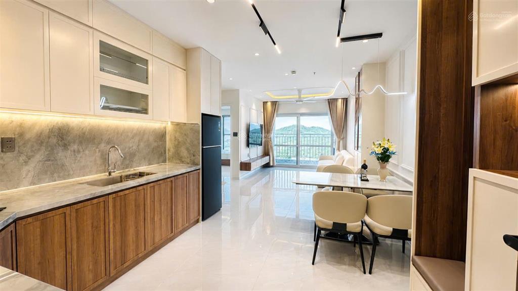 Bán căn hộ vip tầng cao view đẹp toàn 0c3,nội thất cao cấp, dòng tiền sẵn 20tr/tháng