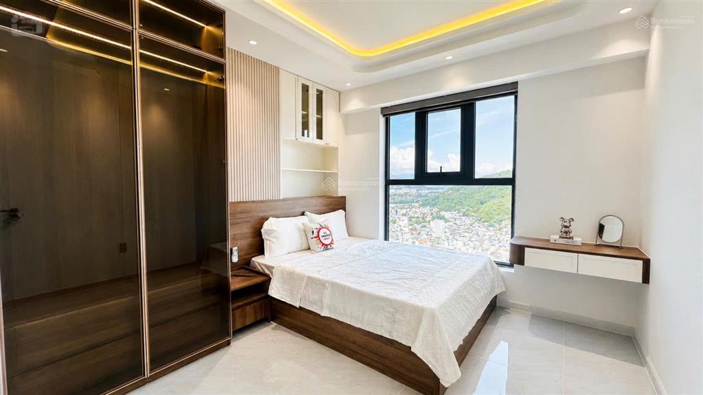 Bán căn hộ vip tầng cao view đẹp toàn 0c3,nội thất cao cấp, dòng tiền sẵn 20tr/tháng