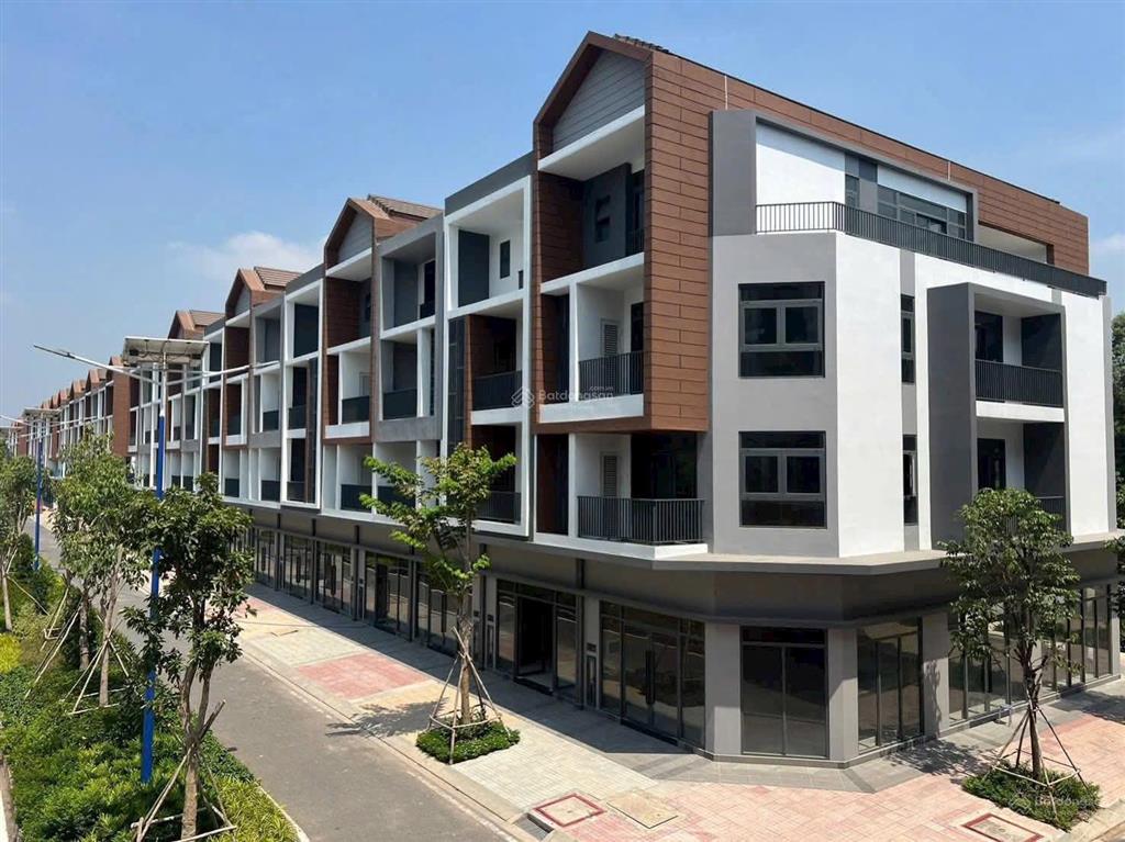 Bán nhà phố hai mặt tiền, 1t3l, ngay vòng xoay wtc tp mới bình dương