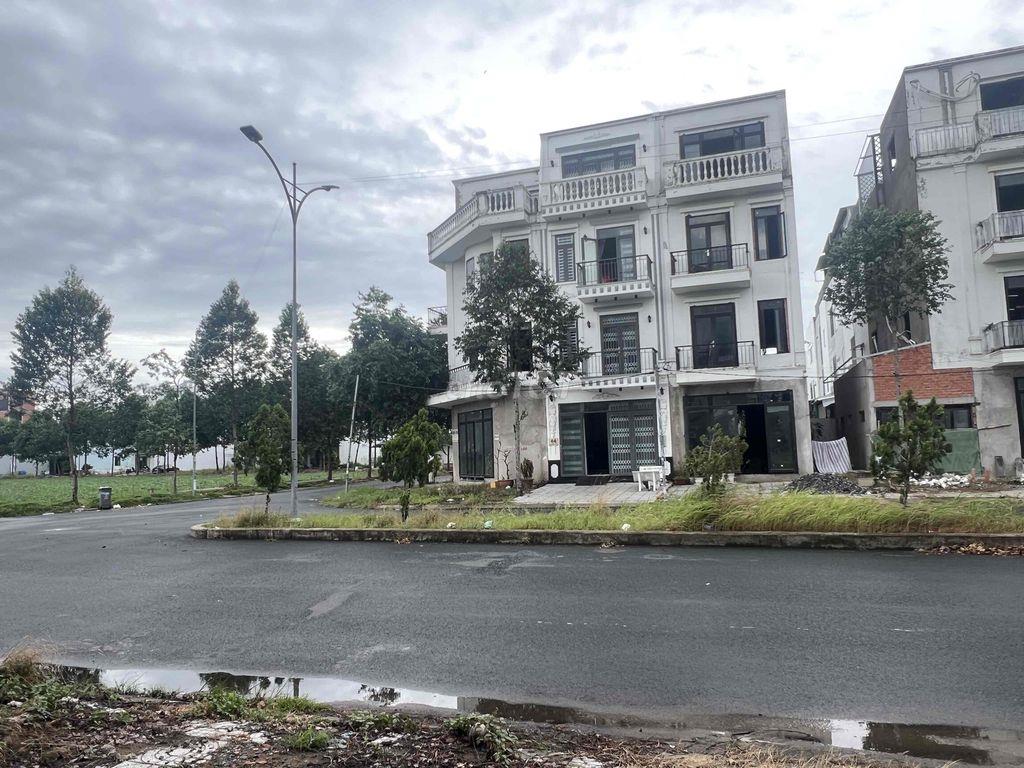 Nhà shophouse 4 tầng kế gốc hẻm hông và hẻm sau lộ 30m Kdc Hồng Loan