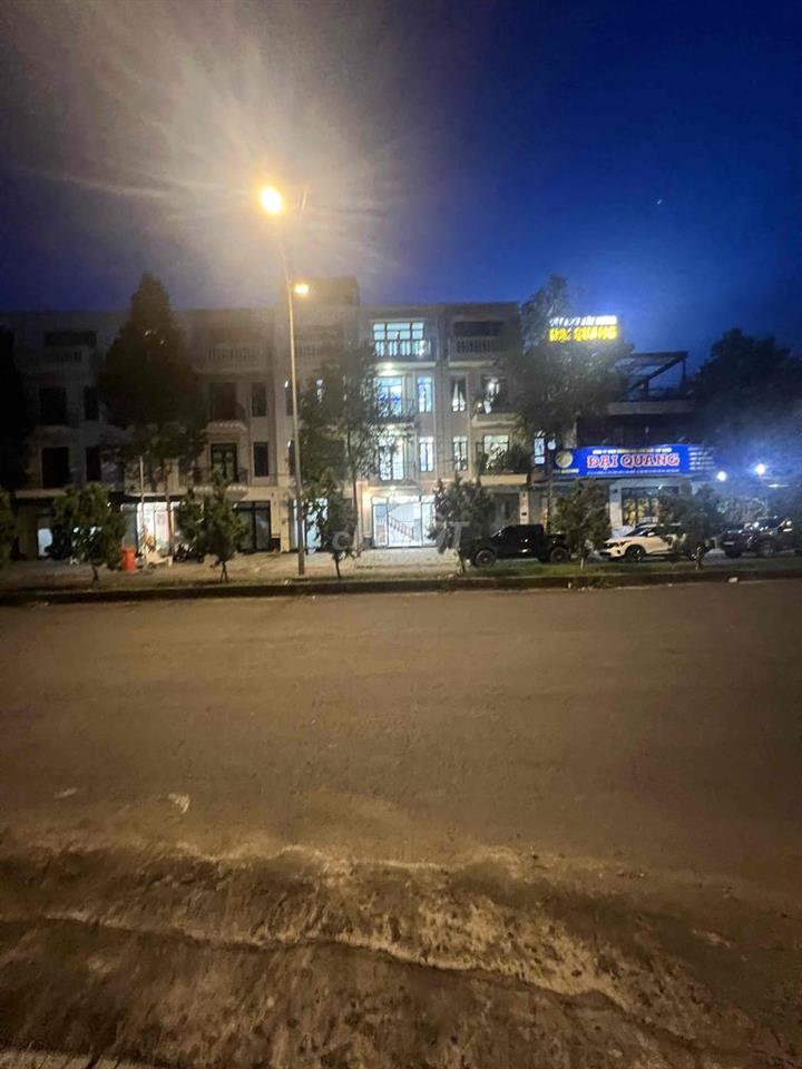 Nhà Mới 4 Tầng trục chính Đường D1 Lộ 30m Kdc Hồng Loan Block đầu