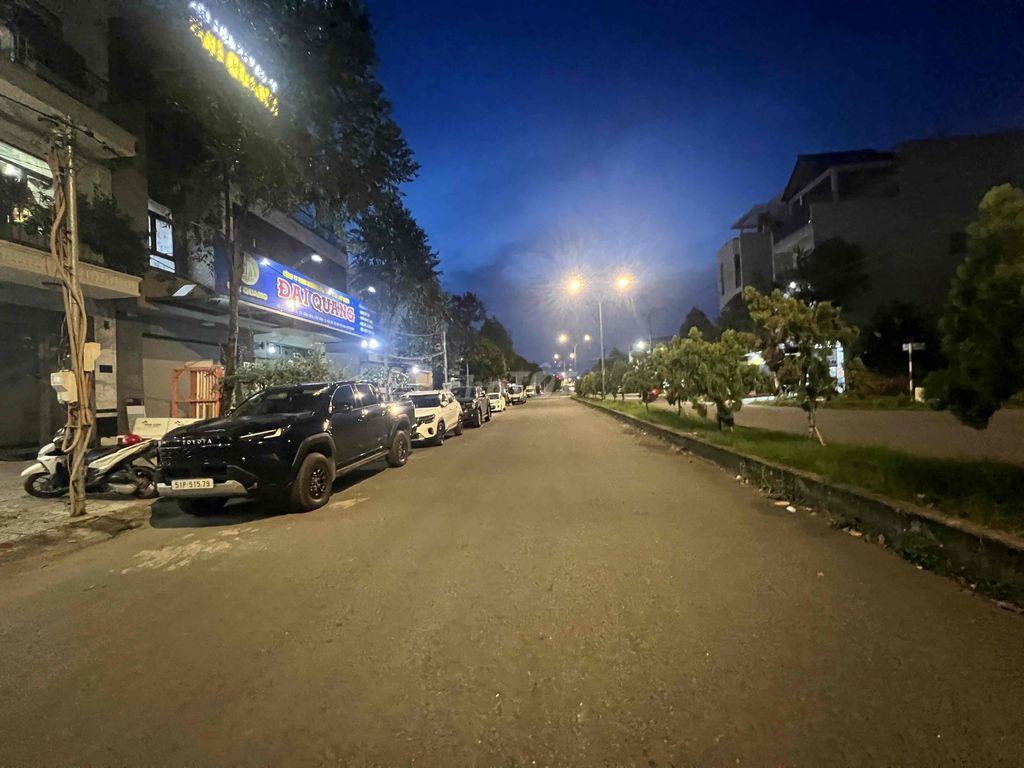 Nhà Mới 4 Tầng trục chính Đường D1 Lộ 30m Kdc Hồng Loan Block đầu