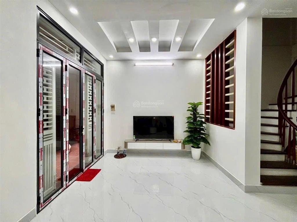 Cho thuê nhà 40m 5 tầng ngõ phố hoàng quốc việt  nhà mới tinh sạch đẹp giá 15tr/tháng