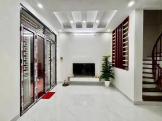 Cho thuê nhà 40m 5 tầng ngõ phố hoàng quốc việt  nhà mới tinh sạch đẹp giá 15tr/tháng