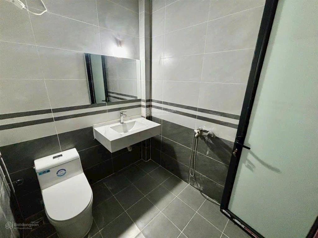 Cho thuê nhà 40m 5 tầng ngõ phố hoàng quốc việt  nhà mới tinh sạch đẹp giá 15tr/tháng