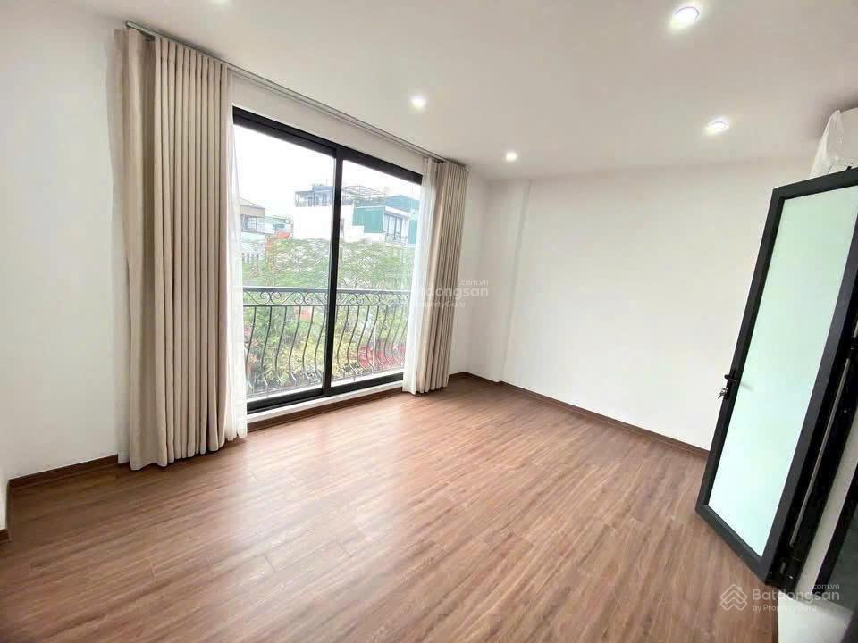 Cho thuê nhà 30m2 6 tầng thang máy, nhà mới đẹp, tại đội cấn ba đình 25tr/tháng