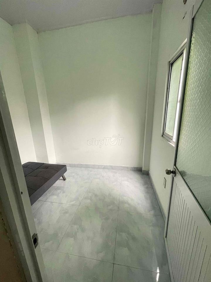 Nhà sát chợ. 1 trệt 2 lầu. 3 phòng ngủ có ban công. 3wc