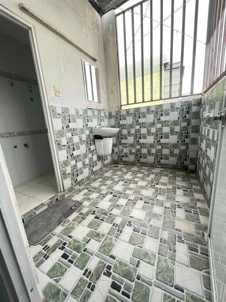 Nhà sát chợ. 1 trệt 2 lầu. 3 phòng ngủ có ban công. 3wc