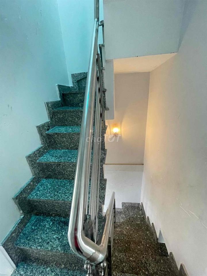 Nhà sát chợ. 1 trệt 2 lầu. 3 phòng ngủ có ban công. 3wc