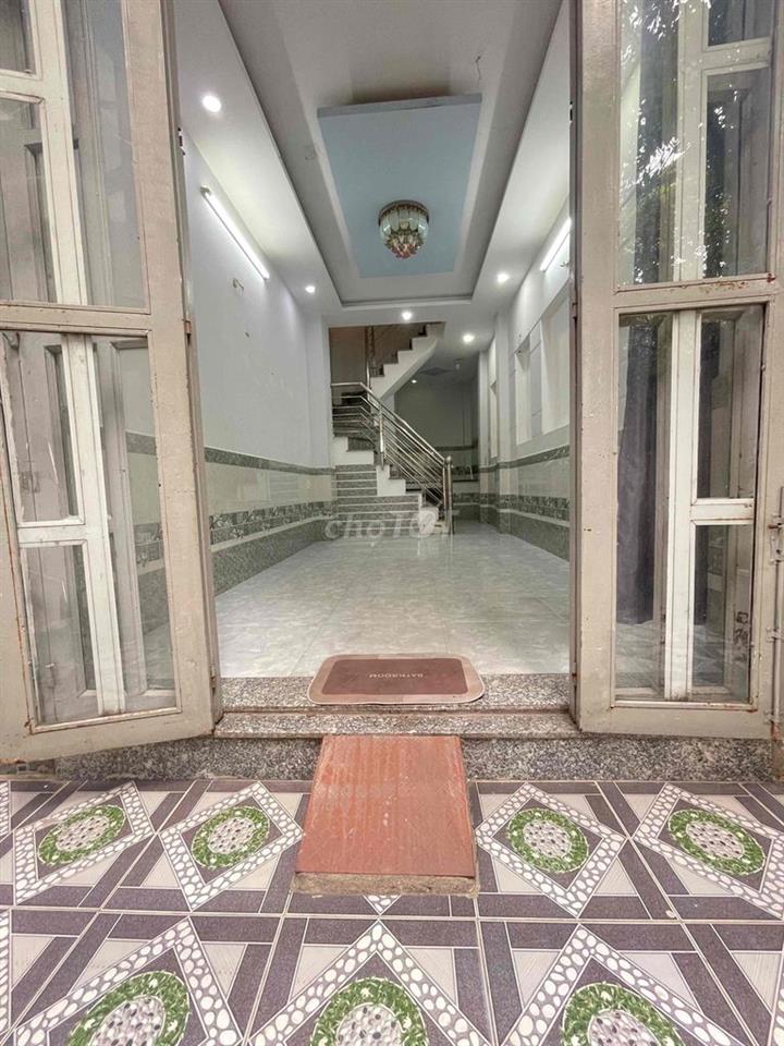 Nhà sát chợ. 1 trệt 2 lầu. 3 phòng ngủ có ban công. 3wc