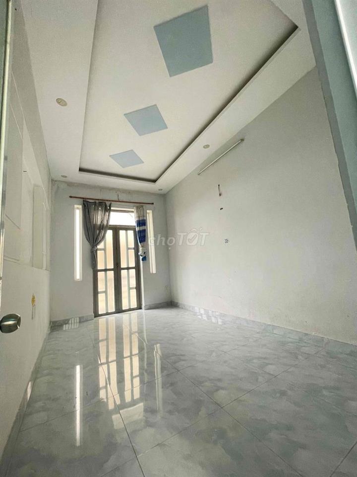 Nhà sát chợ. 1 trệt 2 lầu. 3 phòng ngủ có ban công. 3wc