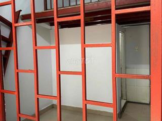 Phòng đường lớn. khu biệt thự. 3trieu. Sát sông mát mẻ.