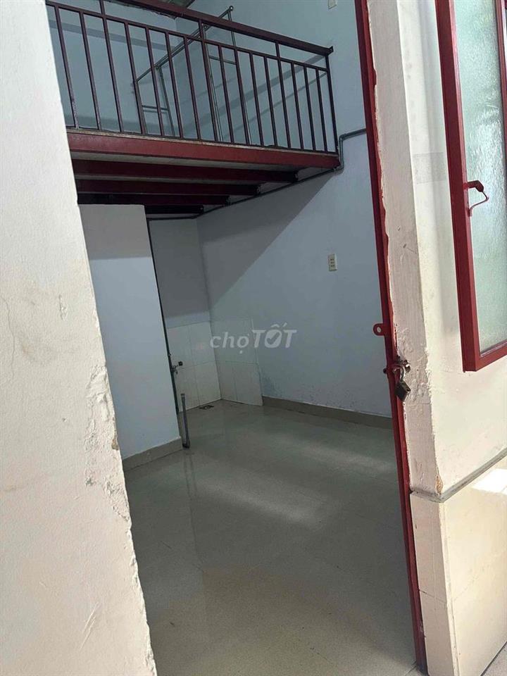 Phòng đường lớn. khu biệt thự. 3trieu. Sát sông mát mẻ.