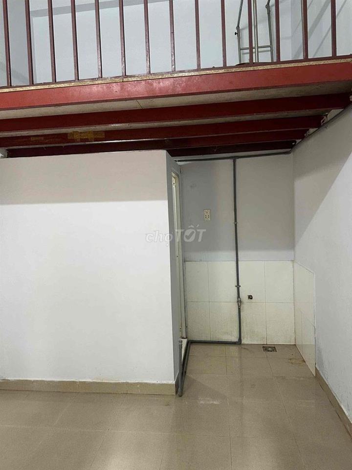 Phòng đường lớn. khu biệt thự. 3trieu. Sát sông mát mẻ.