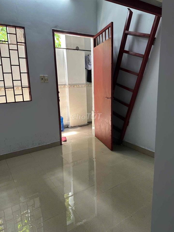 Phòng đường lớn. khu biệt thự. 3trieu. Sát sông mát mẻ.