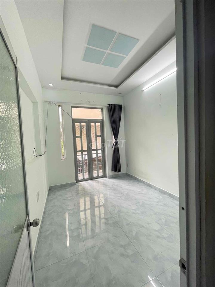 Nhà 1 trệt 2 lầu. 3pn. 3wc. Có chổ đỗ ô tô.