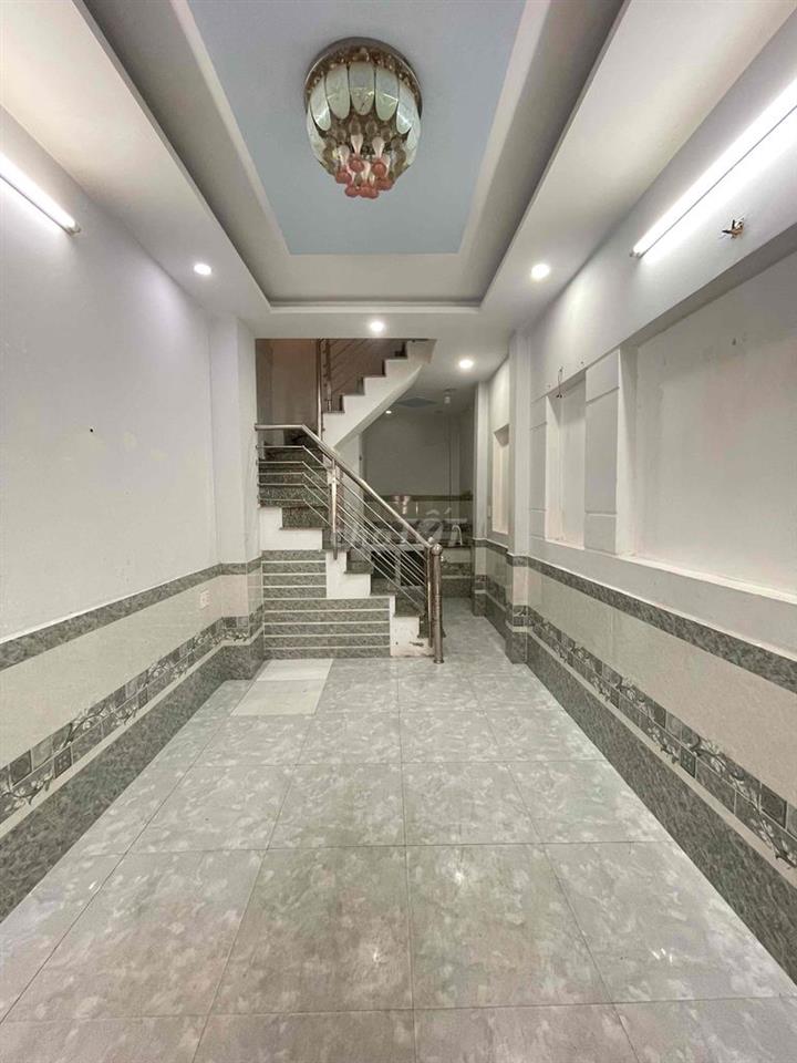 Nhà 1 trệt 2 lầu. 3pn. 3wc. Có chổ đỗ ô tô.