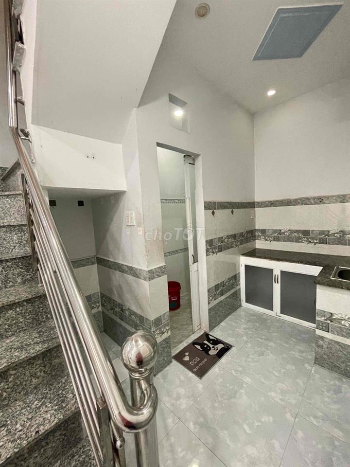 Nhà 1 trệt 2 lầu. 3pn. 3wc. Có chổ đỗ ô tô.