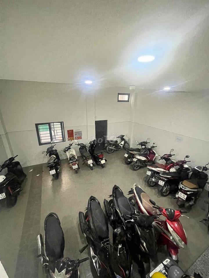 free xe máy. Ngay công viên. 2 chổ ô tô miễn phí